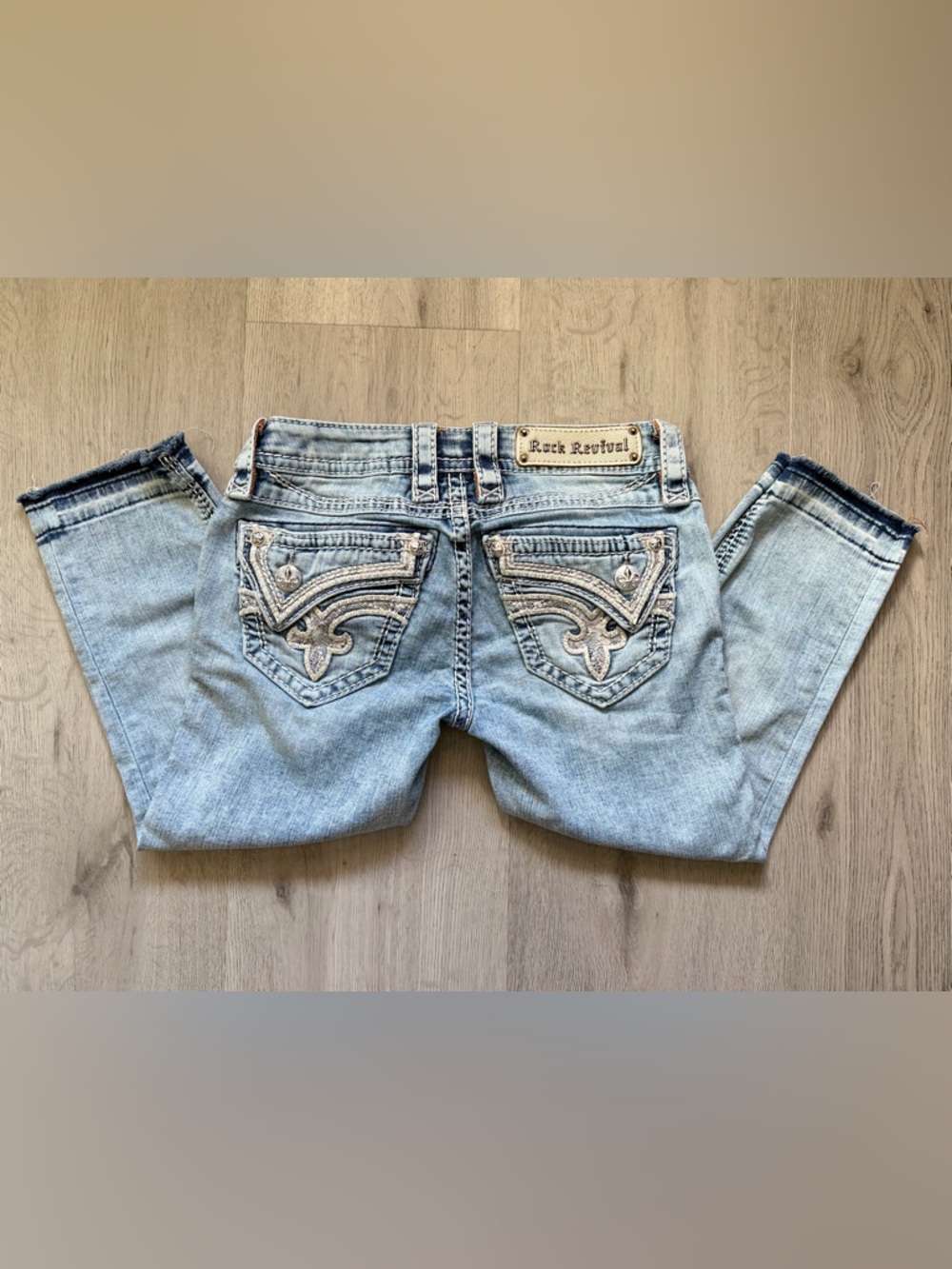 NWOT Rock Revival Kaitlyn Capri Jeans Size 24 Embellished Pockets Low Rise